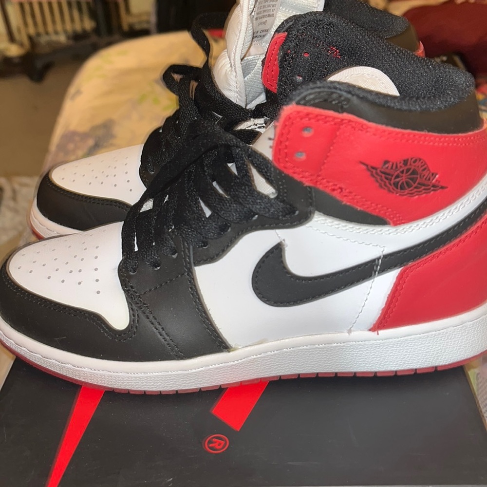 Air Jordan 1 Retro High - Kids size 5 - Red/black/white